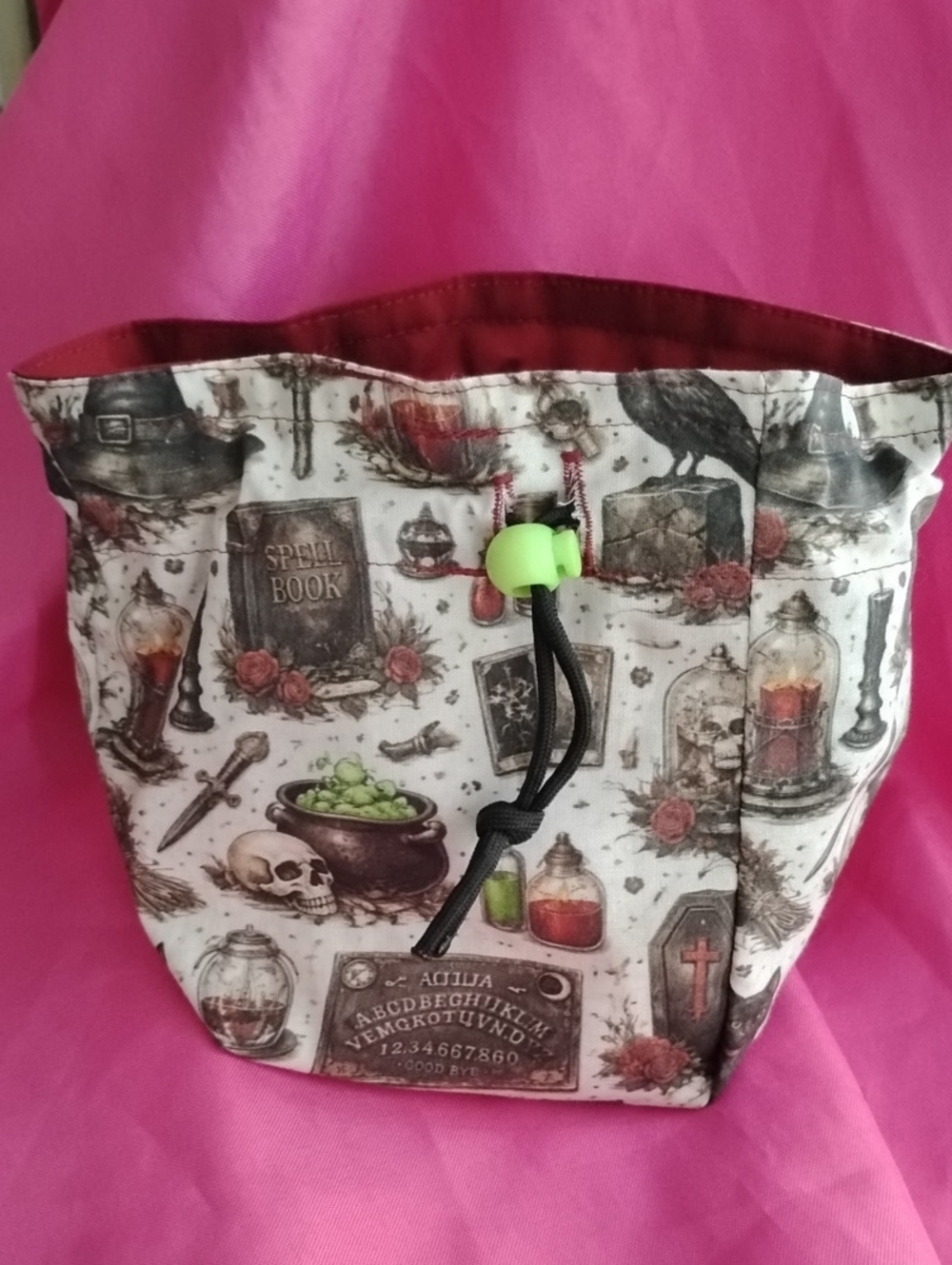 Women’s Potion-Print Drawstring Cosmetic Pouch in Cream and Red